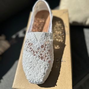 Tom’s Lace White Slip On